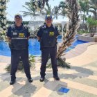 Boda. Dos de los guardias contratados para dar seguridad en un matrimonio.