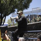 Afuera del CNE, en Quito, decenas de personas pedían la renuncia de los vocales electorales.