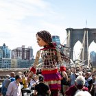 Amal, es una marioneta de 3,6 metros de altura que representa a una niña siria refugiada de 10 años que dejó su país en busca de su madre que emigró hacia el Reino Unido.