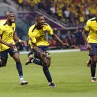 Doha (Qatar), 29/11/2022.- Moises Caicedo of Ecuador (C) celebrates with teammates after scoring the 1-1 during the FIFA World Cup 2022 group A soccer match between Ecuador and Senegal at Khalifa International Stadium in Doha, Qatar, 29 November 2022. (Mundial de Fútbol, Catar) EFE/EPA/Rolex dela Pena