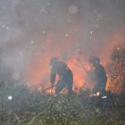 En el lugar se encuentran mas de 100 efectivos del Cuerpo de Bomberos y 20 vehículos contraincendios.