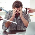 La "renuncia silenciosa" es una tendencia laboral donde los trabajadores, especialmente jóvenes, mantienen sus empleos pero dejan de comprometerse en exceso, buscando un equilibrio entre trabajo y vida personal.