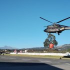 Ayuda. Miembros de las Fuerzas Armadas y la Policía emplean medios aéreos para sofocar los incendios.