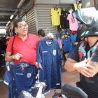 Las personas se acercan a la bahía para adquirir la camiseta de la selección.