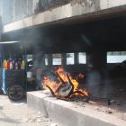 Cables. A plena luz del día, supuestos chamberos o consumidores queman cables de luz o teléfono con otros objetos, para obtener el cobre y venderlo.