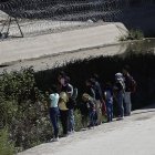 Un grupo de migrantes camina a un costado del río Bravo, frontera natural entre México y EE.UU., hoy, en Ciudad Juárez, Chihuahua (México).