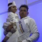 Un padre y su hija participan en la presentación de los resultados del programa Infancia con Futuro, el 5 de septiembre en Quito.