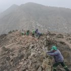 Operarios trabajan en el desmonte de un muro que divide los distritos de La Molina y Villa del Triunfo.