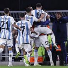 Lionel Messi (arriba) de Argentina celebra su gol hoy, en un partido de las Eliminatorias Sudamericanas para la Copa Mundial de Fútbol 2026.