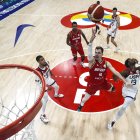 Manila (Philippines), 08/09/2023.- Andreas Obst #42 of Germany drives to the basket against Tyrese Haliburton #4 (L) and Jaren Jackson Jr. #13 of the United States in the fourth quarter during the FIBA Basketball World Cup semifinal game at the Mall of Asia in Manila, Philippines, 08 September 2023. (Baloncesto, Alemania, Filipinas, Estados Unidos) EFE/EPA/Yong Teck Lim / POOL
