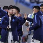 AMDEP9084. BUENOS AIRES (ARGENTINA), 07/09/2023.- Lionel Messi (i) de Argentina celebra al final hoy, de un partido de las Eliminatorias Sudamericanas para la Copa Mundial de Fútbol 2026 entre Argentina y Ecuador en el estadio Más Monumental en Buenos Aires (Argentina). EFE/ Juan Ignacio Roncoroni