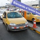 En las terminales terrestres Jaime Roldós Aguilera y Satélite de Pascuales se cobrarán tasas por estacionamiento o parqueo.