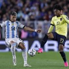 Exequiel Palacios (i) de Argentina disputa el balón con Angelo Preciado de Ecuador en el estadio Más Monumental en Buenos Aires (Argentina).