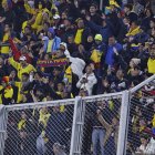 AMDEP8976. BUENOS AIRES (ARGENTINA), 07/09/2023.- Hinchas de Ecuador animan hoy, en un partido de las Eliminatorias Sudamericanas para la Copa Mundial de Fútbol 2026 entre Argentina y Ecuador en el estadio Más Monumental en Buenos Aires (Argentina). EFE/ Juan Ignacio Roncoroni
