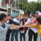 Los líderes de las siete etapas de Samanes unen sus puños para demostrar que trabajan de manera conjunta por la seguridad de su sector.