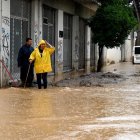 La precipitación ha dejado las calles inundadas.