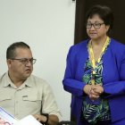 La directora Migdonia Ayestas junto con el ministro Gustavo Sanchez.