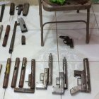 Parte del armamento decomisado en el operativo.