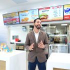 Julián Quintero, gerente de Burger King en Ecuador, en uno de los locales de Guayaquil.