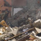 Efectivos del ejército buscan supervivientes entre los escombros de edificios derruidos en la población de Amizmiz.