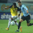 AME3368. MONTEVIDEO (URUGUAY), 09/09/2021.- Rodrigo Bentancur de Uruguay disputa el balón con Gonzalo Plata de Ecuador hoy, durante de un partido de las eliminatorias sudamericanas para el Mundial de Catar 2022 entre Uruguay y Ecuador en el estadio Campeón del Siglo en Montevideo (Uruguay). EFE/Ernesto Ryan POOL
