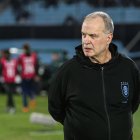 AME7864. MONTEVIDEO (URUGUAY), 08/09/2023.- El seleccionador de Uruguay Marcelo Bielsa hoy, en un partido de las Eliminatorias Sudamericanas para la Copa Mundial de Fútbol 2026 entre Uruguay y Chile, en el estadio Centenario en Montevideo (Uruguay). EFE/ Gastón Britos