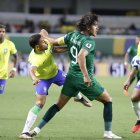 AME7813. BELÉM (BRASIL), 08/09/2023.- Renan Lodi (i) de Brasil disputa el balón con Marcelo Martins (c) de Bolivia hoy, en un partido de las Eliminatorias Sudamericanas para la Copa Mundial de Fútbol 2026 entre Brasil y Bolivia en el estadio estatal Jornalista Edgar Augusto Proençaen Belém (Brasil). EFE/ Sebastiao Moreira