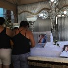 Despedida. La tarde de ayer fue velado Joaquín, una de las víctimas colaterales de la balacera del Guasmo.