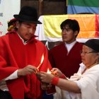 Ritual. El presidente de la Conaie, Leonidas Iza, captado en gesto simbólico religioso antes de obrar el milagro de la multiplicación de las demandas.