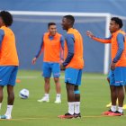 El volante Moisés Caicedo (c) entrenó a la par de sus compañeros de la Tricolor. El golpe sufrido en Argentina no fue de consideración y será titular ante los charrúas