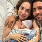 Mirella con la recién nacida y su esposo.