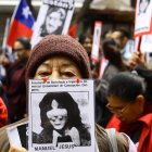 Una mujer muestra el retrato de un desaparecido en la dictadura de Augusto Pinochet.