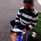 Carmelina Quichimbo revisa la receta que le dio el doctor, tras esperar tres meses por una cita.