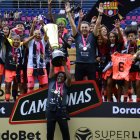 Las flamantes campeonas y su festejo con el trofeo de la Superliga femenina.