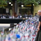 Una persona visita el Monumento Nacional al 11 de Septiembre, en Nueva York, este lunes.