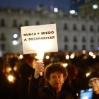 Una mujer levanta un cartel en rechazo a la dictadura de Augusto Pinochet.
