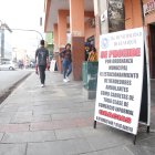 Los delegados municipales colocaron letreros donde recuerda la prohibición de colocar objetos en la vía pública.