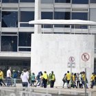 Manifestantes contra los resultados electorales invaden el Congreso Nacional, el Supremo Tribunal Federal, el 8 de enero de 2023, en Brasilia