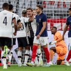 Müeller (C) anotó uno de los tantos que le devuelven la confianza.