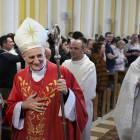 El cardenal Matteo Zuppi saluda a los parroquianos después de oficiar misa en la Catedral de la Inmaculada Concepción en Moscú, 29 de junio de 2023.