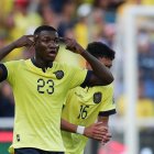 Moisés Caicedo de Ecuador reacciona en un partido de las Eliminatorias Sudamericanas para la Copa Mundial de Fútbol 2026.
