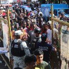 Migrantes hacen hoy fila para regularizar su documentación, en el municipio de Tapachula, estado de Chiapas