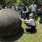 Patrimonio. Una mujer observa a una de las esferas patrimoniales de Costa Rica.