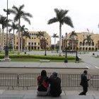 Proyecto. Una pareja descansa frente a la Plaza de Armas en el centro histórico, en Lima (Perú), cuyos trabajos de mejoras están en avances.