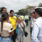 Descontento. Gloria Bedoya, en el centro, detalla al resto de afectados su situación, a la que denomina un”atropello”.