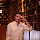 En "Estado Civil: Ingobernable",  combina monólogos ingeniosos, improvisación y la participación activa del público.