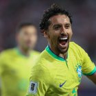 Marquinhos de Brasil celebra su gol hoy, en un partido de las Eliminatorias Sudamericanas para la Copa Mundial de Fútbol 2026 entre Perú y Brasil, en el estadio Nacional en Lima (Perú).