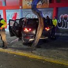 Delito. En el norte de la capital la Policía custodia uno de los vehículos usados en un secuestro exprés.