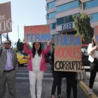 Ciudadanos con pancartas pidiendo la salida de Wilmán Terán.