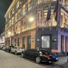 Inadecuado. Está prohibido el paso de automotores por las calles peatonizadas del centro de la ciudad